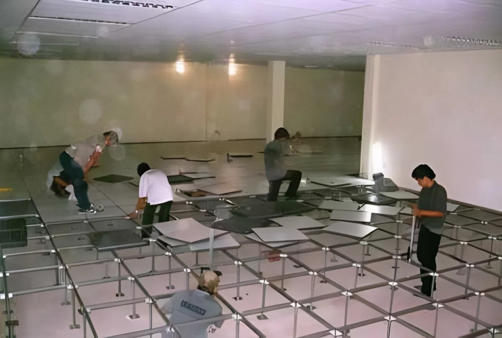 Nhân viên kỹ thuật vệ sinh sàn nâng HPL bằng cây lau ẩm Microfiber